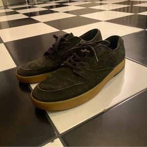 Men’s Nike suede skateboarding shoe